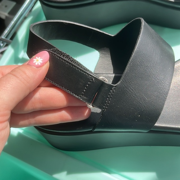 BNWOT black leather sandal w/ platform sole - Picture 4 of 4